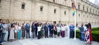 El Parlamento andaluz iza la bandera del orgullo Lgtbi