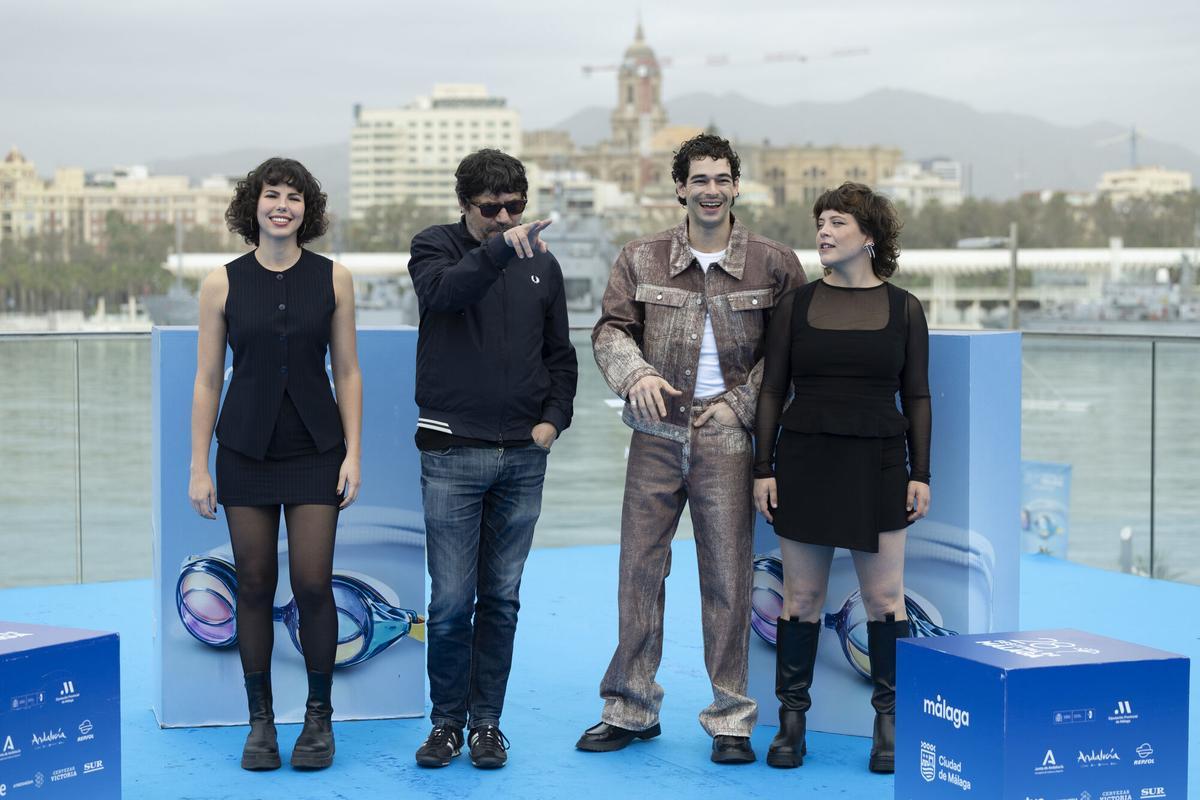 El director Santi Amodeo (2i) posa con los actores Paula Díaz (i), Daniél Pérez Astiárraga(2d) y África de la Cruz(d), durante la presentación de la película 'El cielo de los animales', en la sección oficial de largometrajes a concurso del 28 Festival de Cine de Málaga, este jueves en el Muelle Uno del Puerto de la capital malagueña. EFE/Jorge Zapata