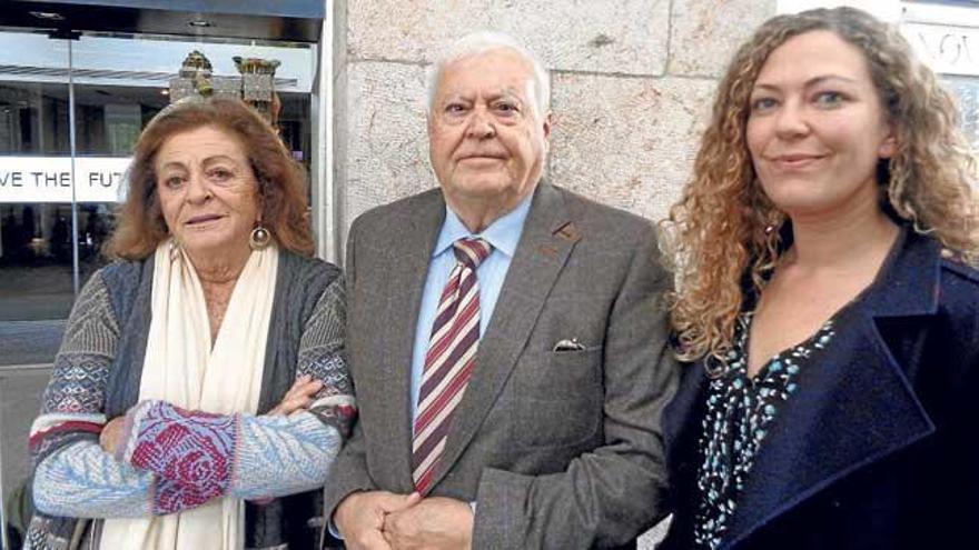Marieta Salas, junto a Joan Seguí y Ángela Aguiló de es Refugi.