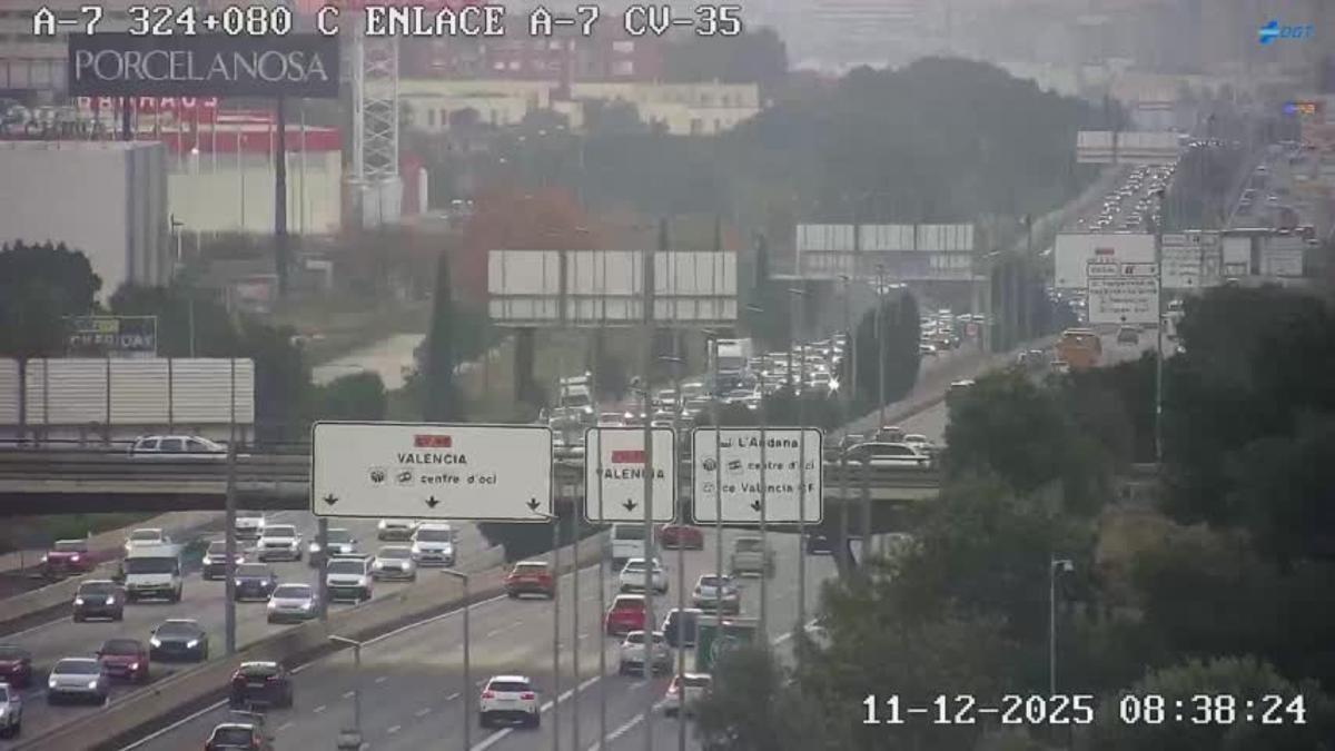 Enlace de la A-7 con la CV-35, donde un vehículo incendiado provoca retenciones