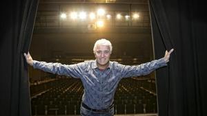 Toni Olivé, en el teatro del Centre Moral y Cultural del Poblenou.