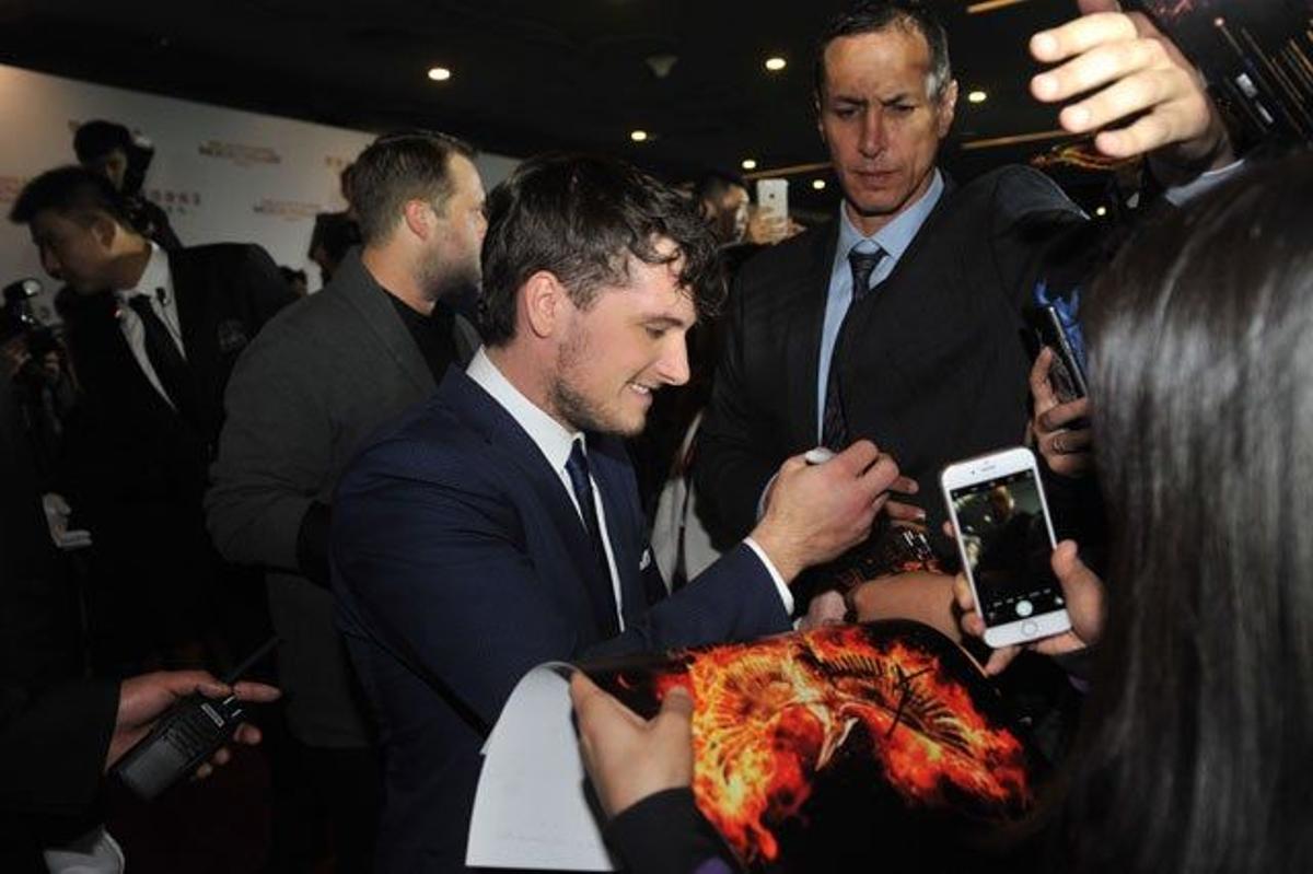 Josh Hutcherson firma autógrafos en el estreno de Los juegos del hambre. Sinsajo - Parte 2 en Pekín.