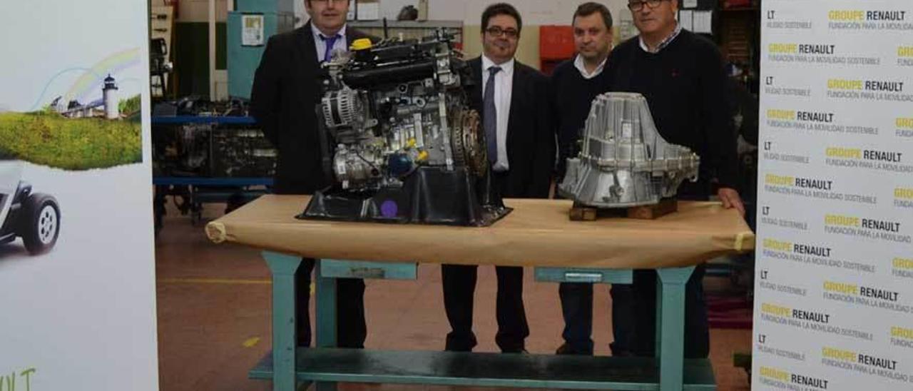 José Alfonso Romero y Carlos Ortega, de Renault, con el director del centro, Víctor Lago, y el profesor de Automoción, Ricardo Álvarez, en el IES moscón.