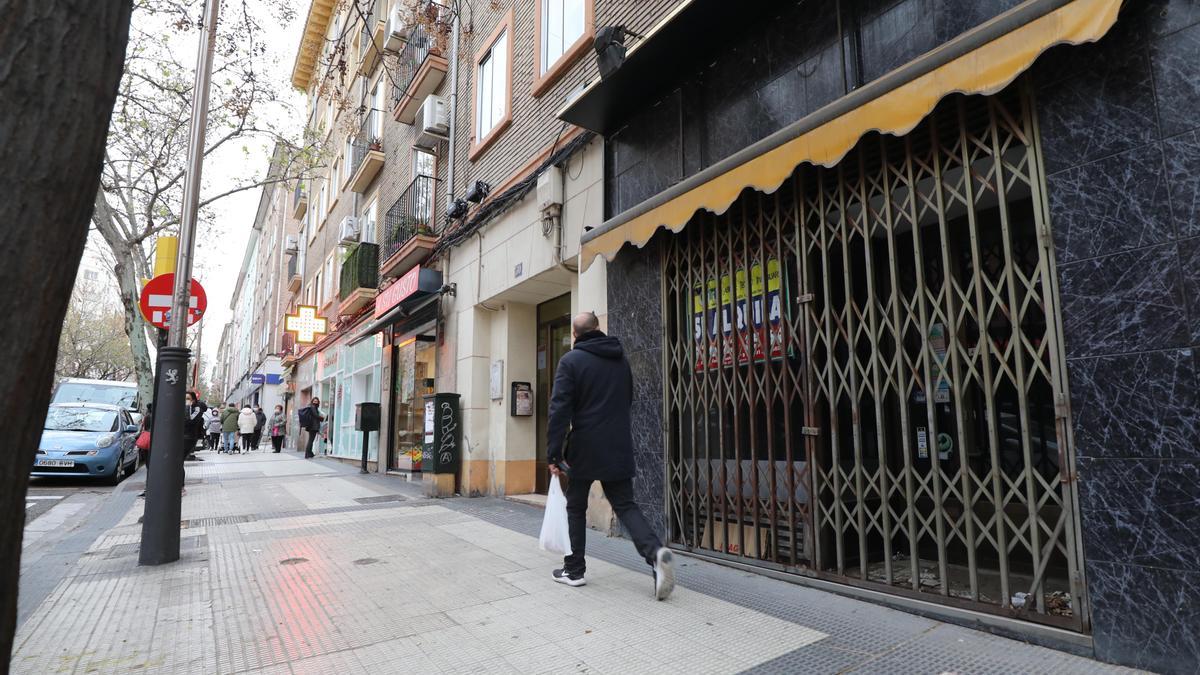 Un local cerrado y a la venta en el barrio de Torrero-La Paz.