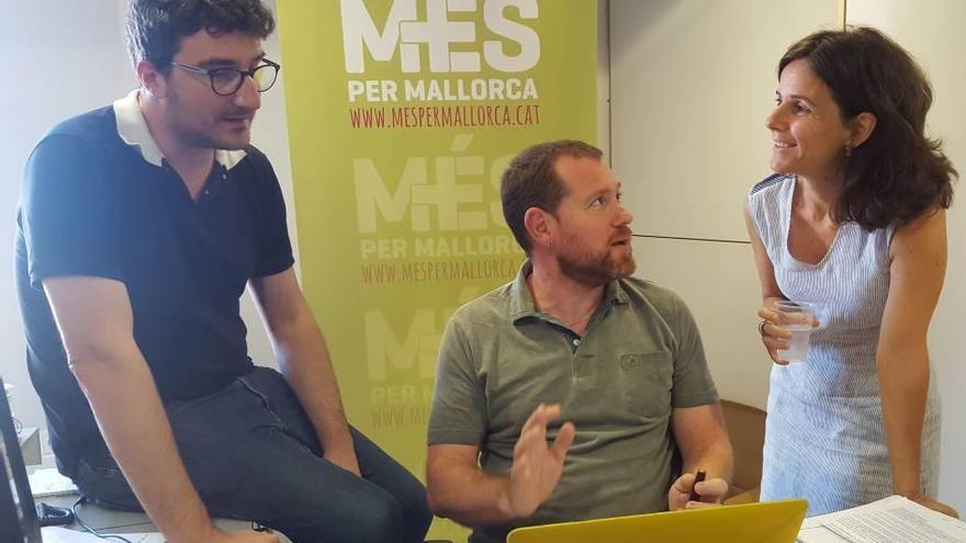 David Abril, en el centro, junto a Toni Reus y Margalida Capellà.