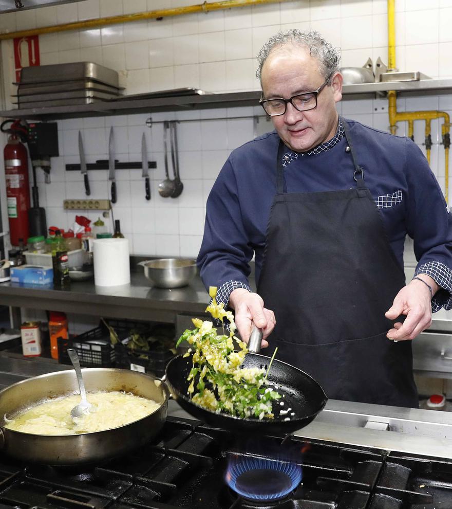 El chef José Alonso, en la cocina de EL 21 Coffe &amp; Restaurant, donde también sirven menús del día.