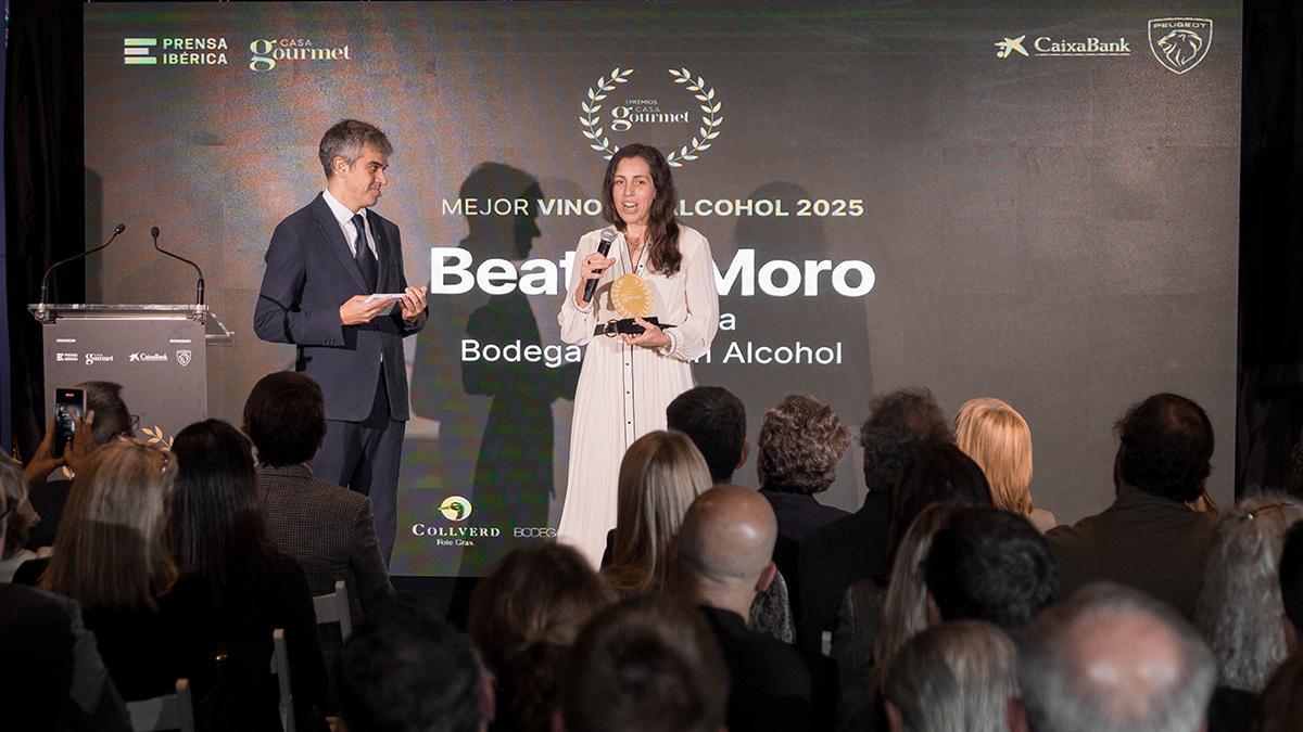 Beatriz Moro, presidenta de WIN Sin Alcohol, recull el premi al Millor Vi Sense Alcohol 2025.