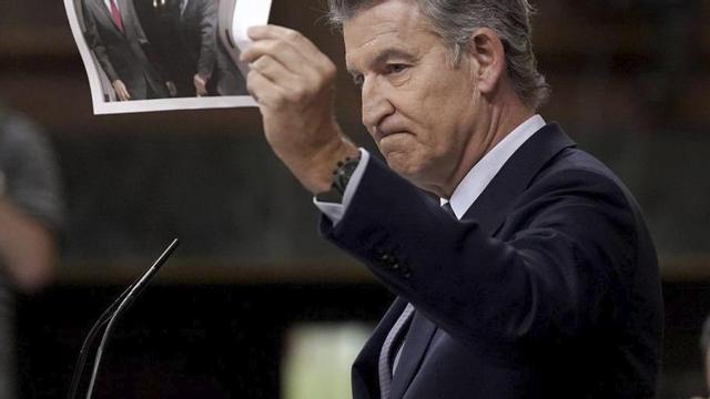 Núñez Feijóo, al Congrés, ensenya una foto de Zapatero. | JOSÉ LUIS ROCA