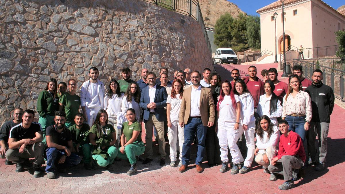 Isidro Abellán, Diego José Mateos e Irene Jódar con los jóvenes participantes en el programa Entreparques y Oficios-4.