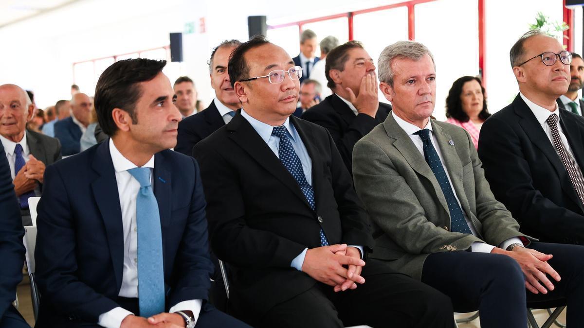 El presidente de la Xunta de Galicia, Alfonso Rueda, junto a directivos de SAIC durante la celebración del acto de recepción oficial e institucional del primer buque transportador de vehículos del gigante automotriz chino SAIC.