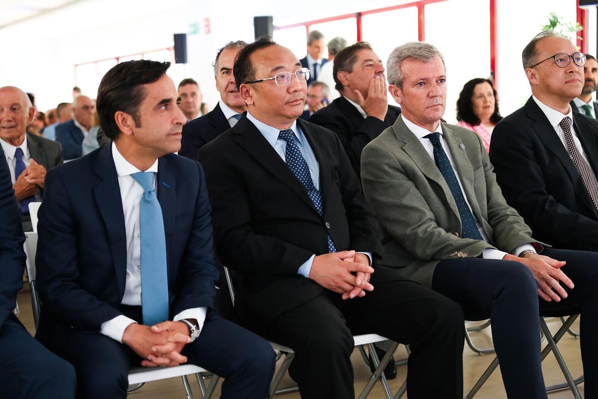El presidente de la Xunta de Galicia, Alfonso Rueda (d), durante la celebración del acto de recepción oficial e institucional del primer buque transportador de vehículos del gigante automotriz chino SAIC Motor, a 9 de julio de 2026, en Ferrol, A Coruña, Galicia (España). Este relevante encuentro económico y portuario, desarrollado en los muelles del Puerto Exterior de Ferrol (Caneliñas), marca un hito logístico para el norte peninsular al consolidar a la terminal gallega como un punto estratégico para la importación y distribución de vehículos eléctricos y de nueva energía en el mercado europeo. 09 JULIO 2026 Raúl Lomba / Europa Press 09/07/2026. Alfonso Rueda;Raúl Lomba