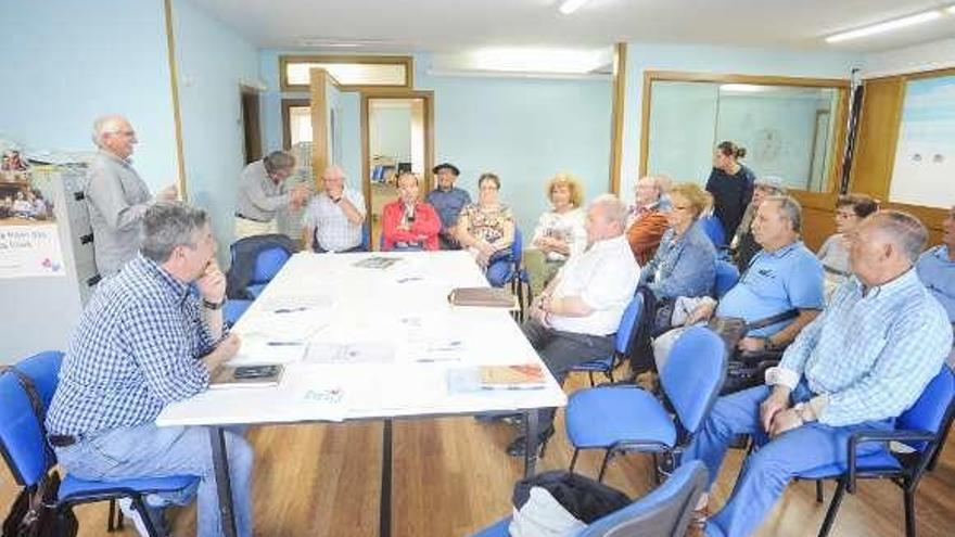 Emigrantes retornados ayer en la sede del BNG. // Iñaki Abella