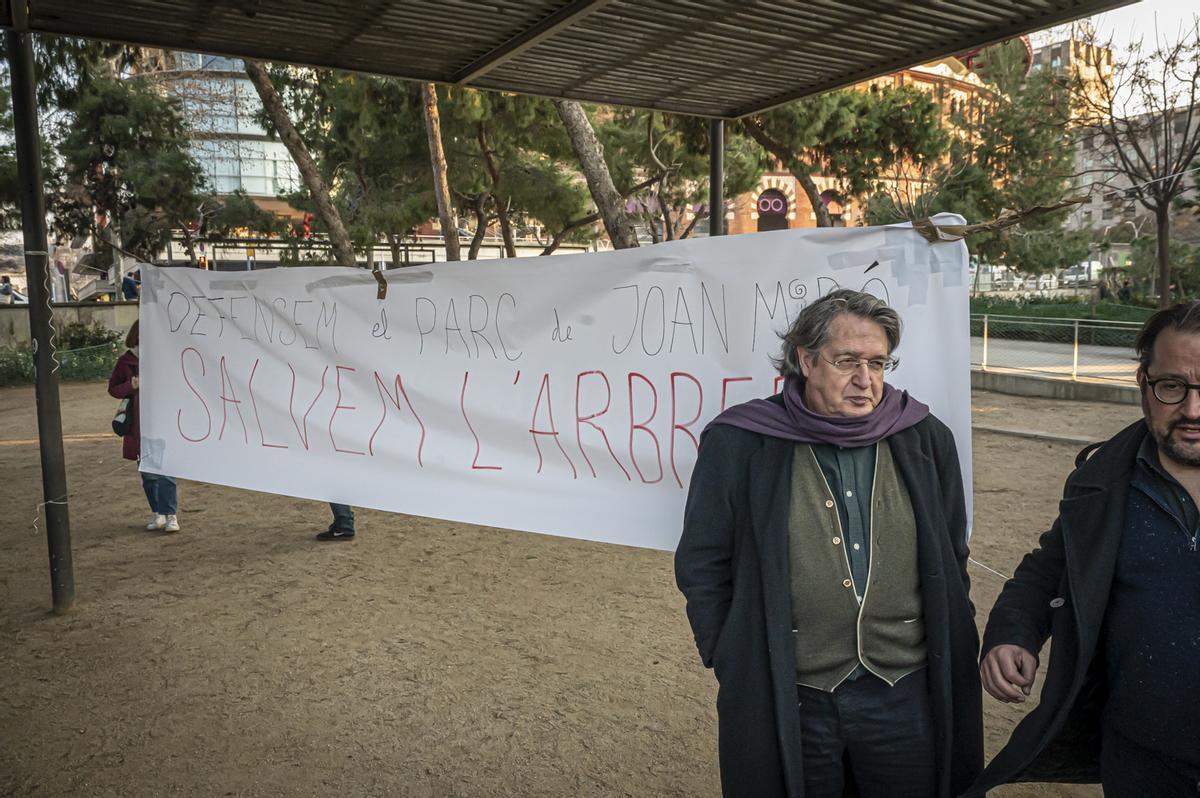 Vecinos del Eixample se manifiestan por primera vez en el parque Joan Miró contra la tala de 170 árboles por las obras de unión del FGC
