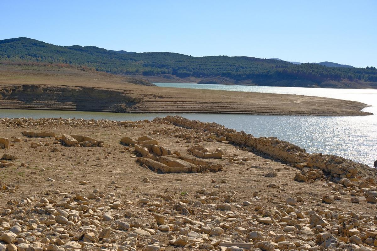 Restos del municipio de Peñarrubia que salen a la luz por la sequía en el pantano de Guadalteba.