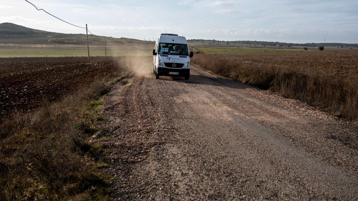 El autobús se desplaza, vacío, de La Tuda a Pereruela por un camino imposible