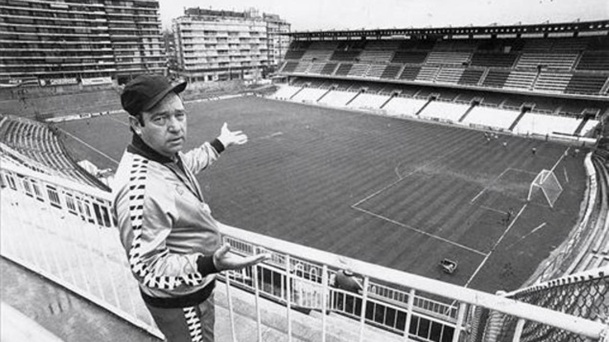 Maguregui, en las gradas el antiguo estadio de Sarrià, en su época de entrenador del Espanyol.