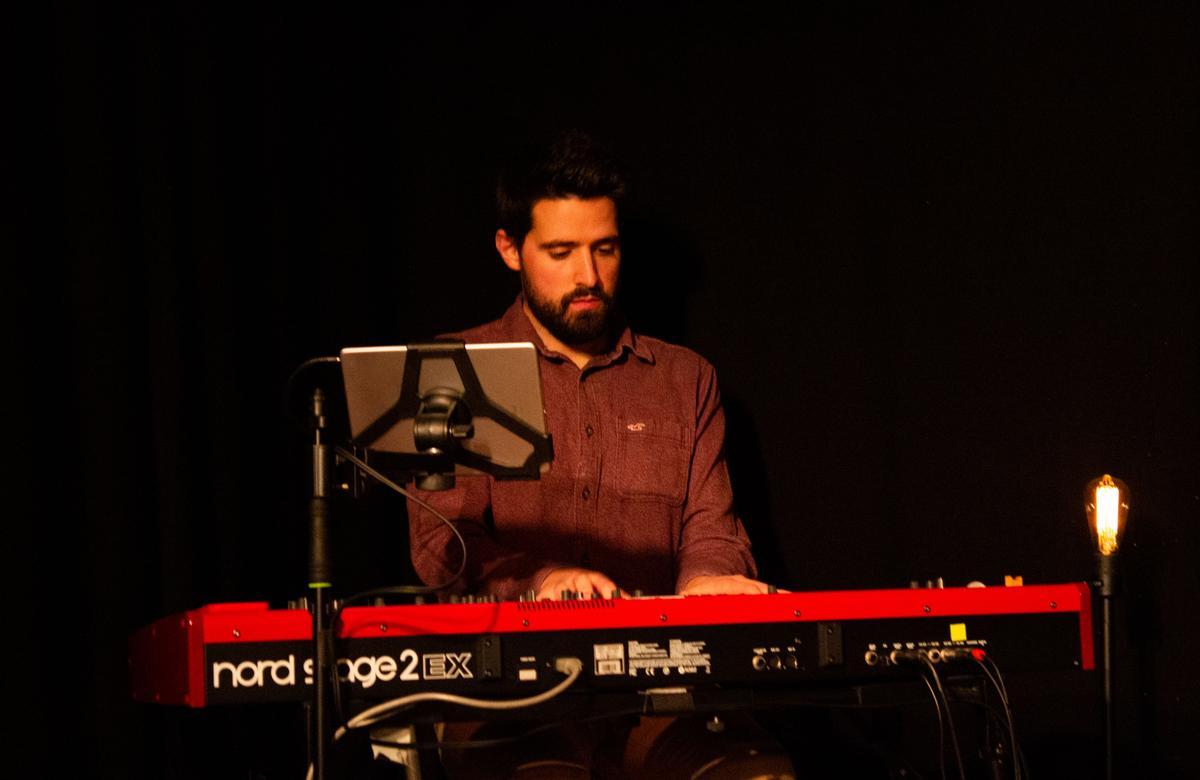Mateu Perarnau acompaña los textos con su piano a modo de banda sonora.