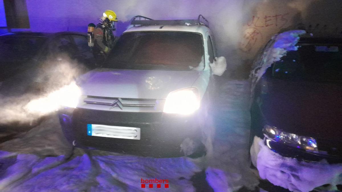 Un Bomber actuant en l'incendi de la furgoneta a Figueres