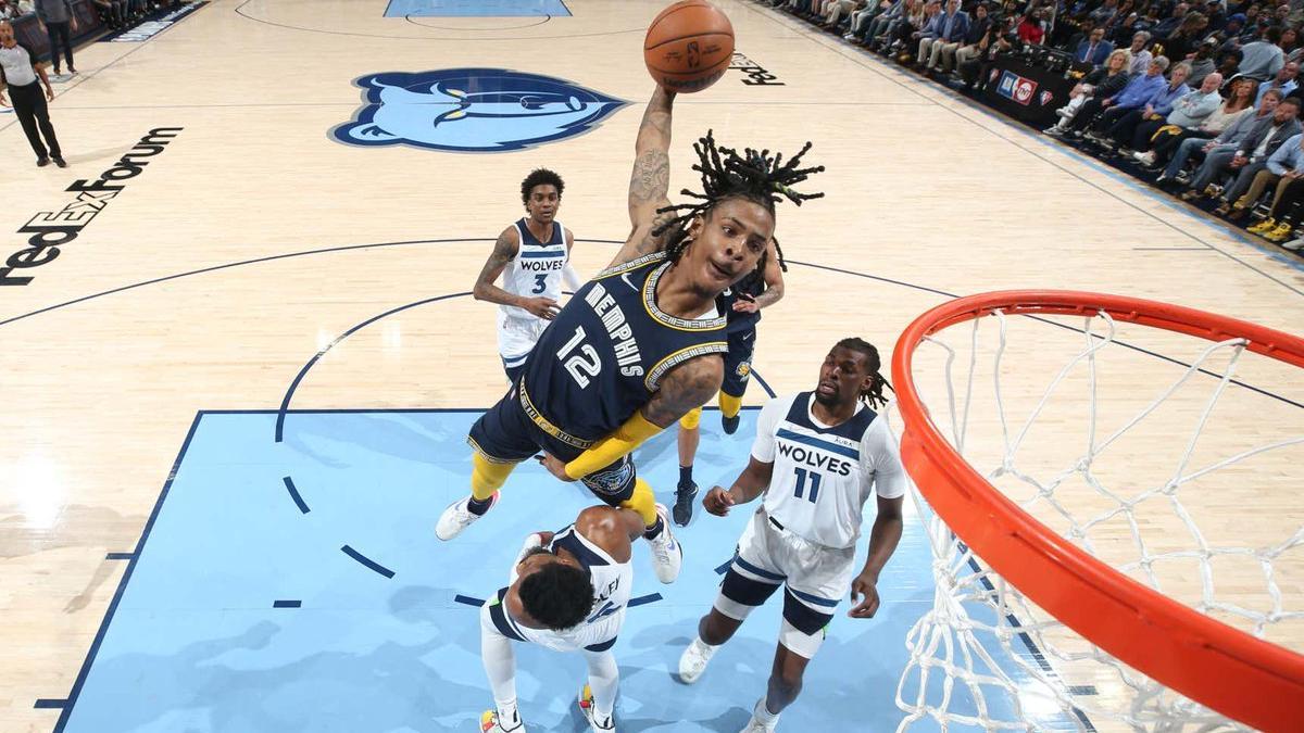 Ja Morant machaca el aro de los T-Wolves.