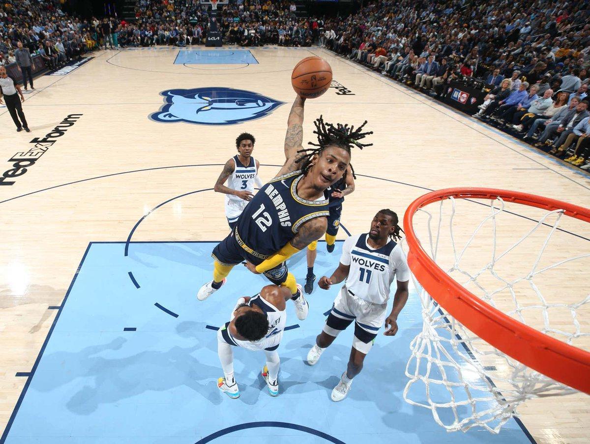Ja Morant machaca el aro de los T-Wolves.
