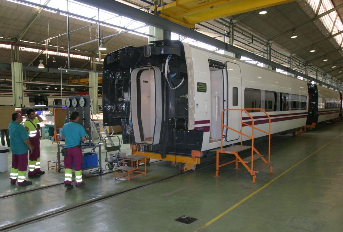 Trabajadores en los talleres de Los Prados de Renfe.