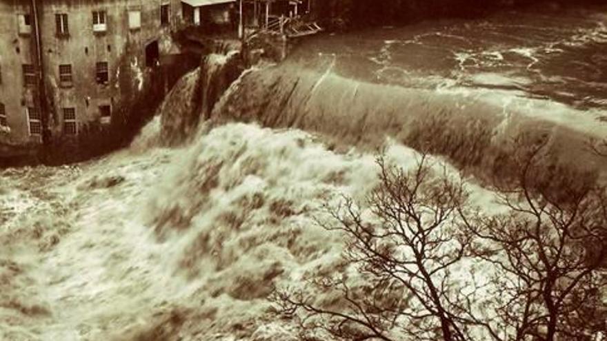 Una imatge de la resclosa del Molí Fondo en la riuada del 1932, abans de l&#039;aiguat del 40.