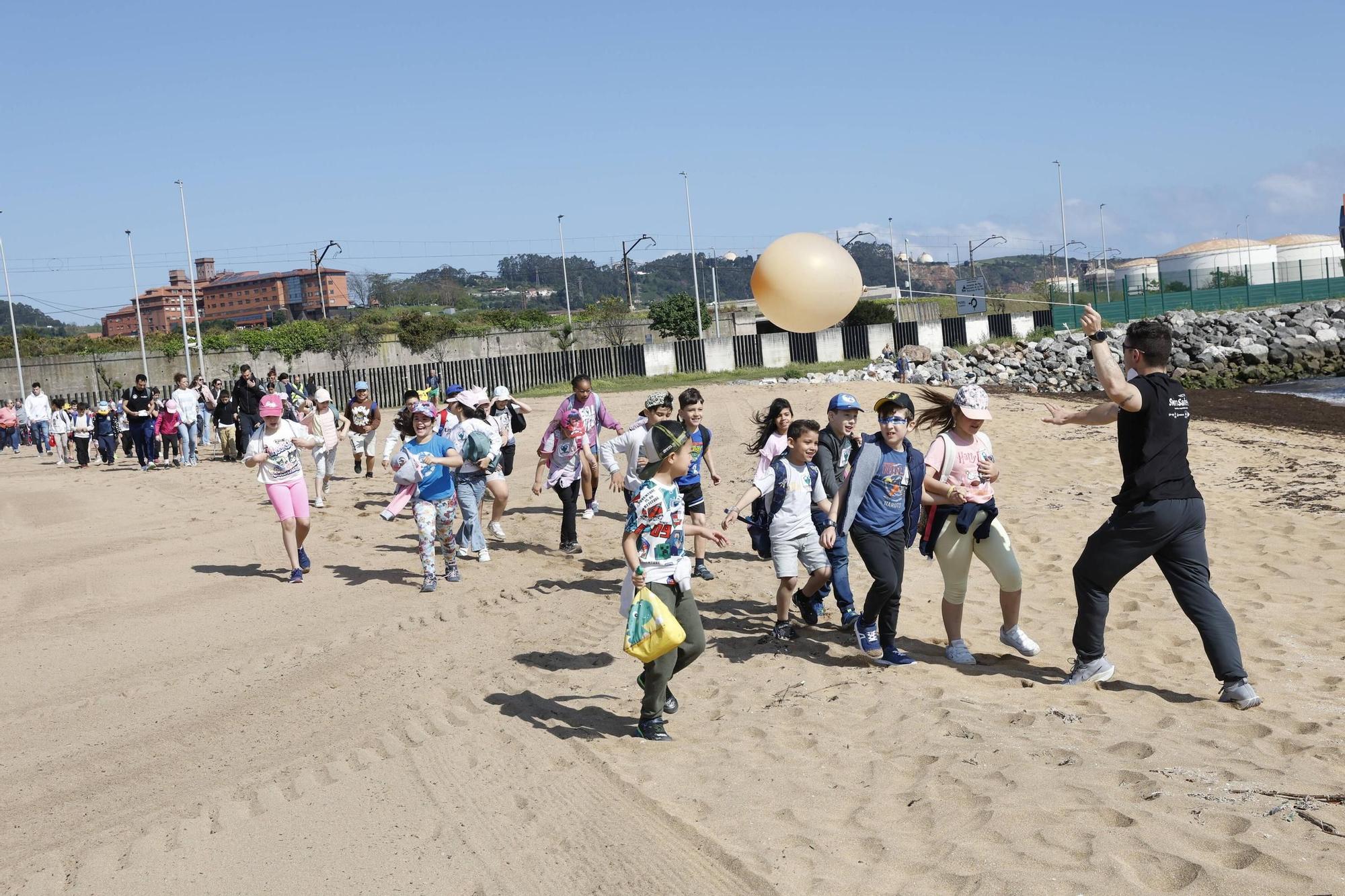 Así disfrutaron en el Arbeyal mil escolares de Gijón en el broche del proyecto "SwimSafe" del Santa Olaya (en imágenes)