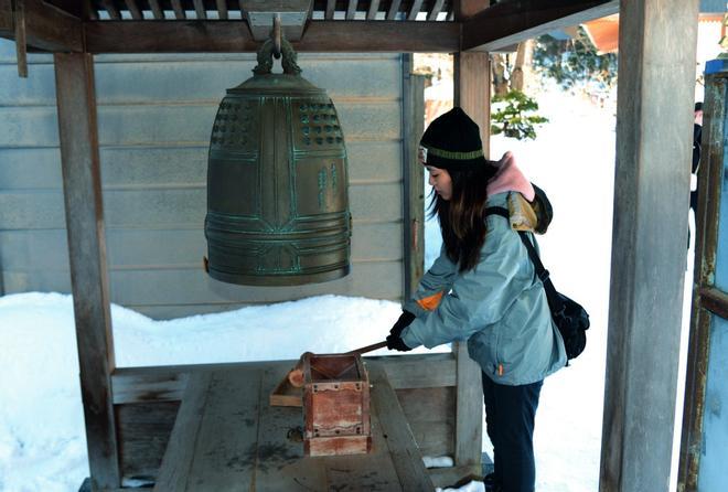  Una joven realiza el temizu, ceremonia de ablución antes de entrar al templo Risshakuji.