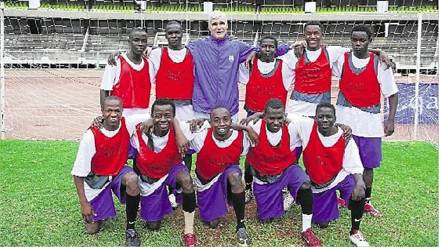 Pere Gratacós amb un grup de joves futbolistes l&#039;estiu passat en una visita a Kènia.