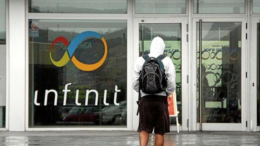 Accés a les instal·lacions esportives del centre Infinit