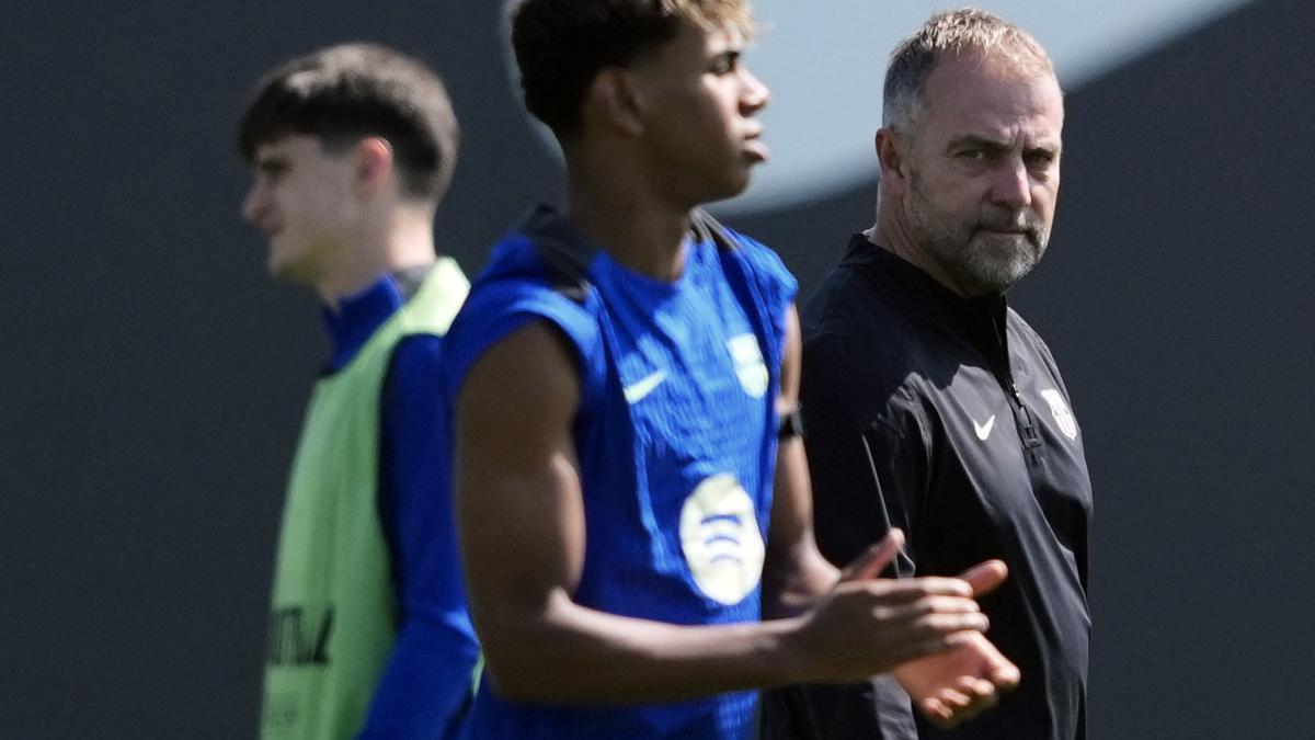 Lamine Yamal, en un entrenamiento junto a Hansi Flick