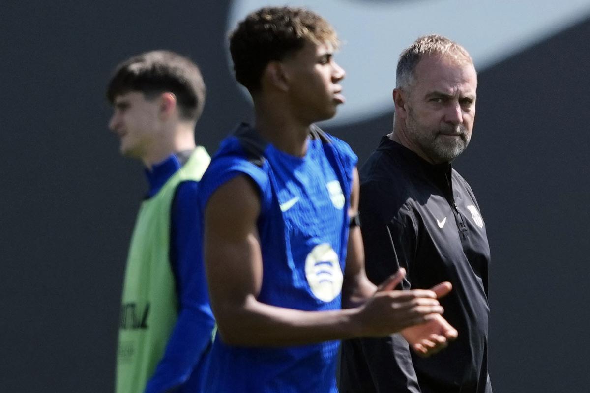 Lamine Yamal, en un entrenamiento junto a Hansi Flick