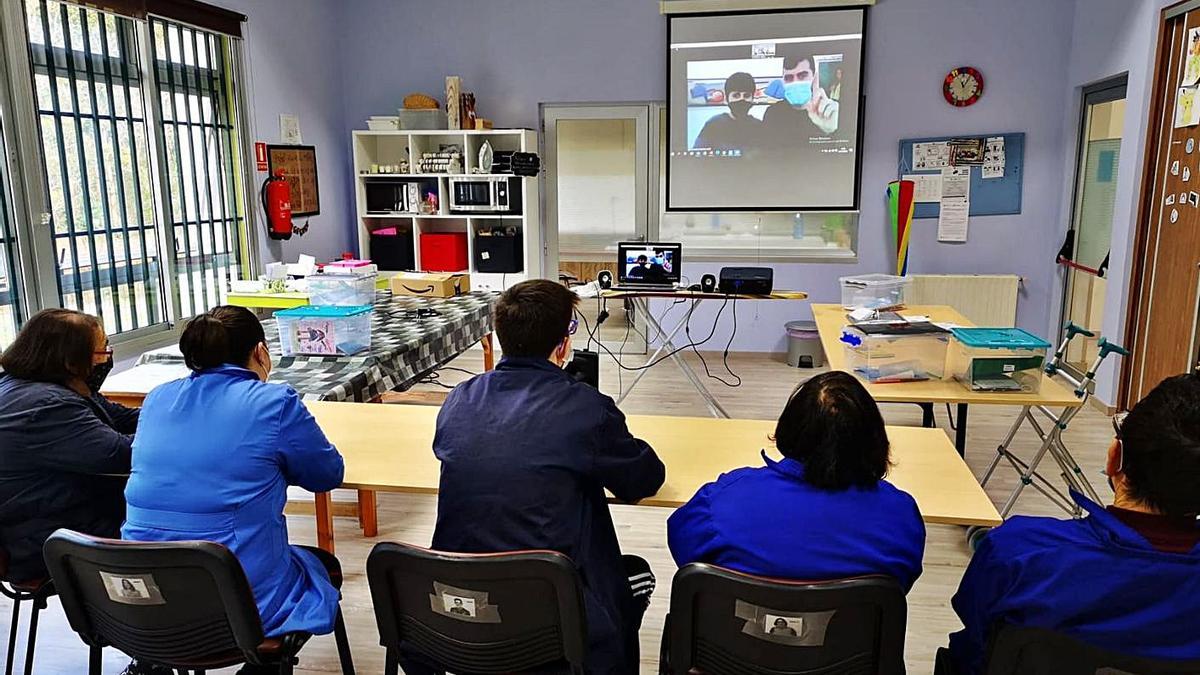 Usuarios de un centro siguen uno de los talleres por videoconferencia.  | // L. O.