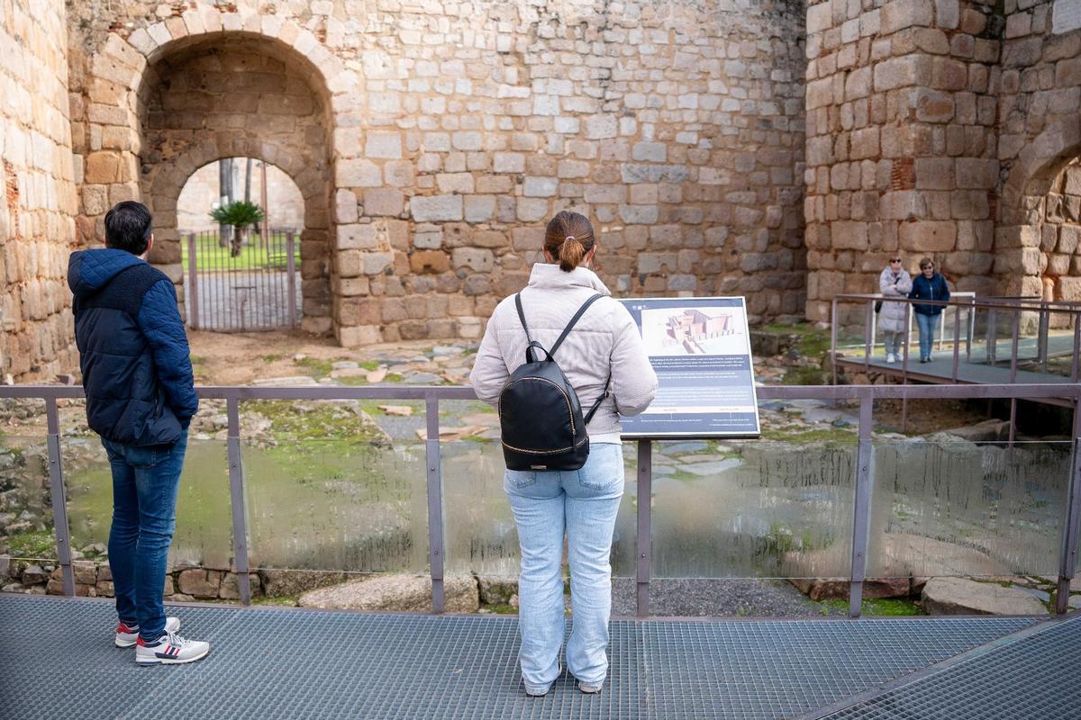 Turistas visitando los monumentos extremeños.