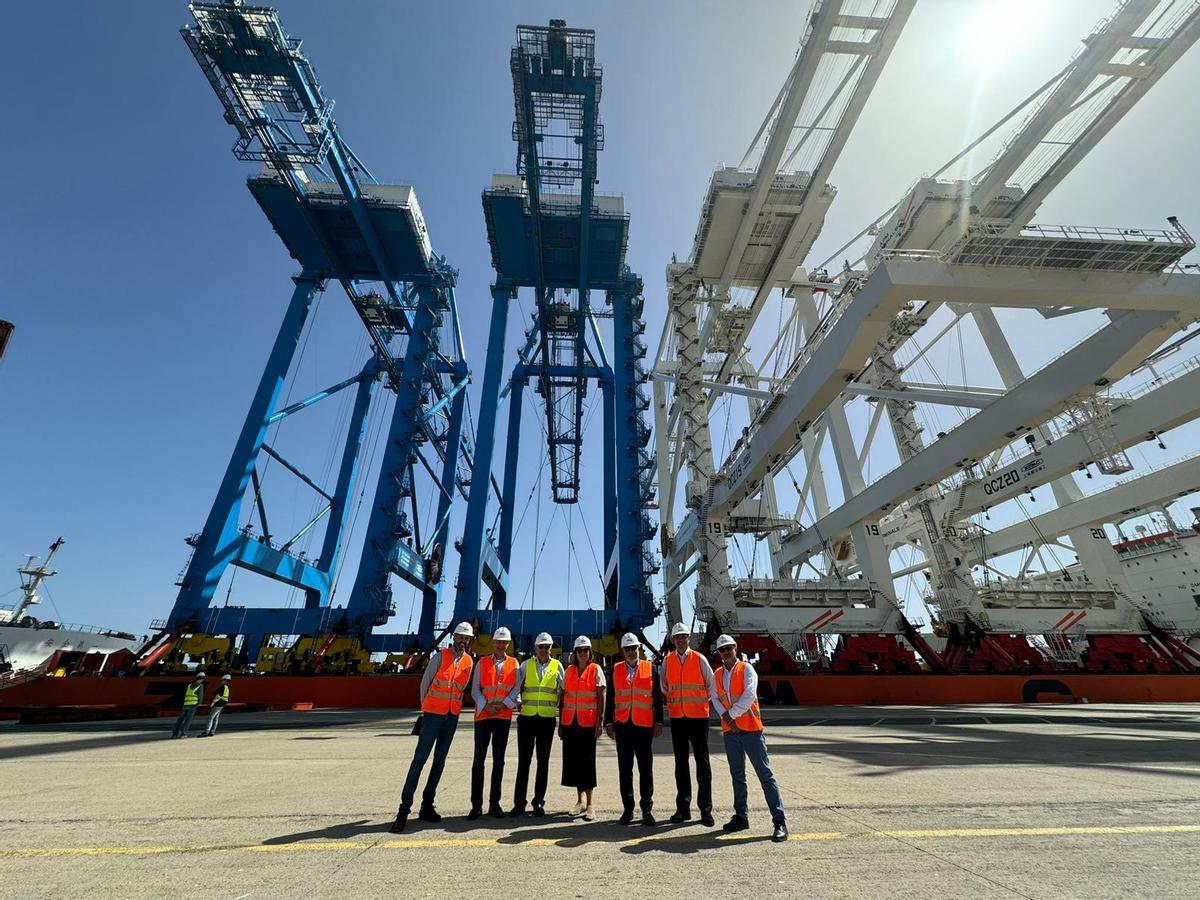 Beatriz Calzada, con directivos de Opcsa y MSC durante la visita a la terminal de contenedores para ver las 'megagrúas'.