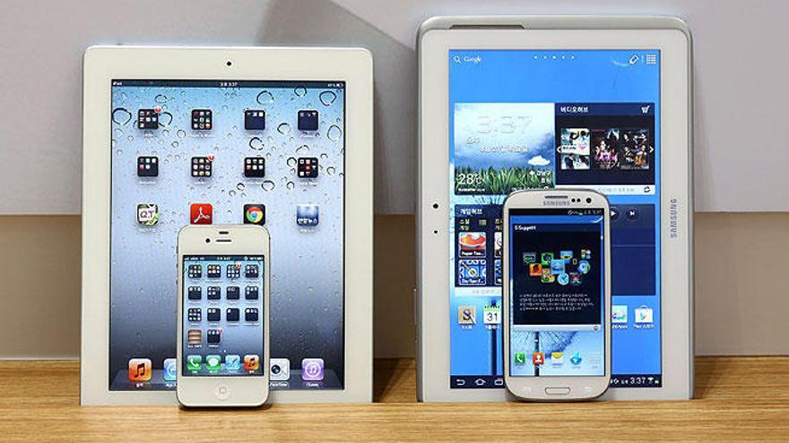 El iPad 2 y el iPhone 4S, junto al Galaxy Tab 10.1 y el Galaxy S III.