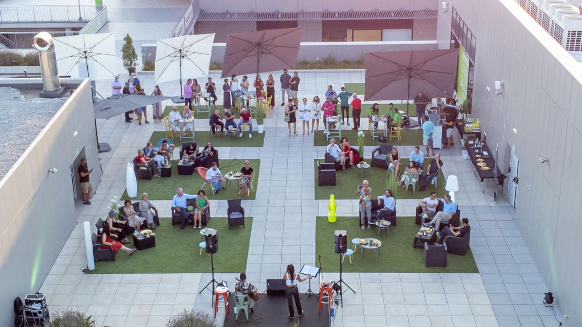 El centro comercia incluye una gran plaza y terrazas en todos sus restaurantes y cafeterías.