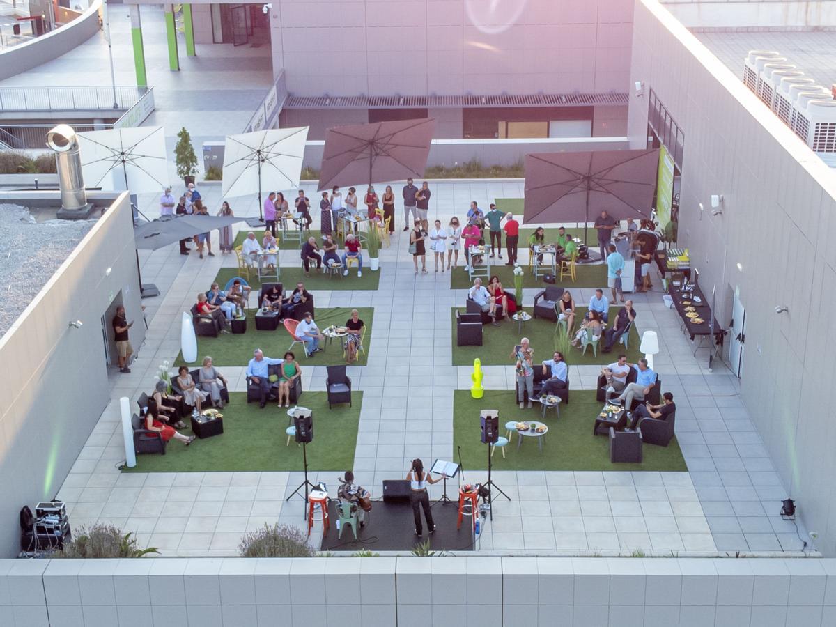 El centro comercia incluye una gran plaza y terrazas en todos sus restaurantes y cafeterías.