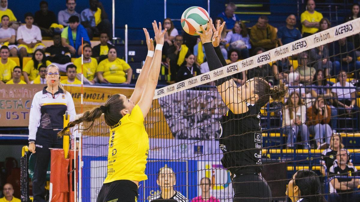 Intento de bloqueo de María Barrasa (amarillo) a Adriani Vilvert (negro).