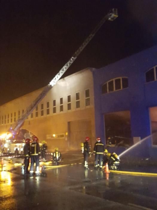 Un incendio calcina tres naves del polígono Santa Bárbara