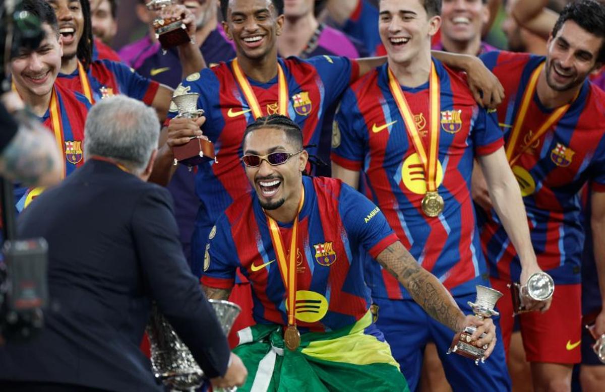 Raphinha, amb ulleres de sol, durant la celebració del títol de la Supercopa d'Espanya