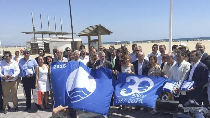 Gandia recibe un homenaje  por sus 30 años de bandera azul