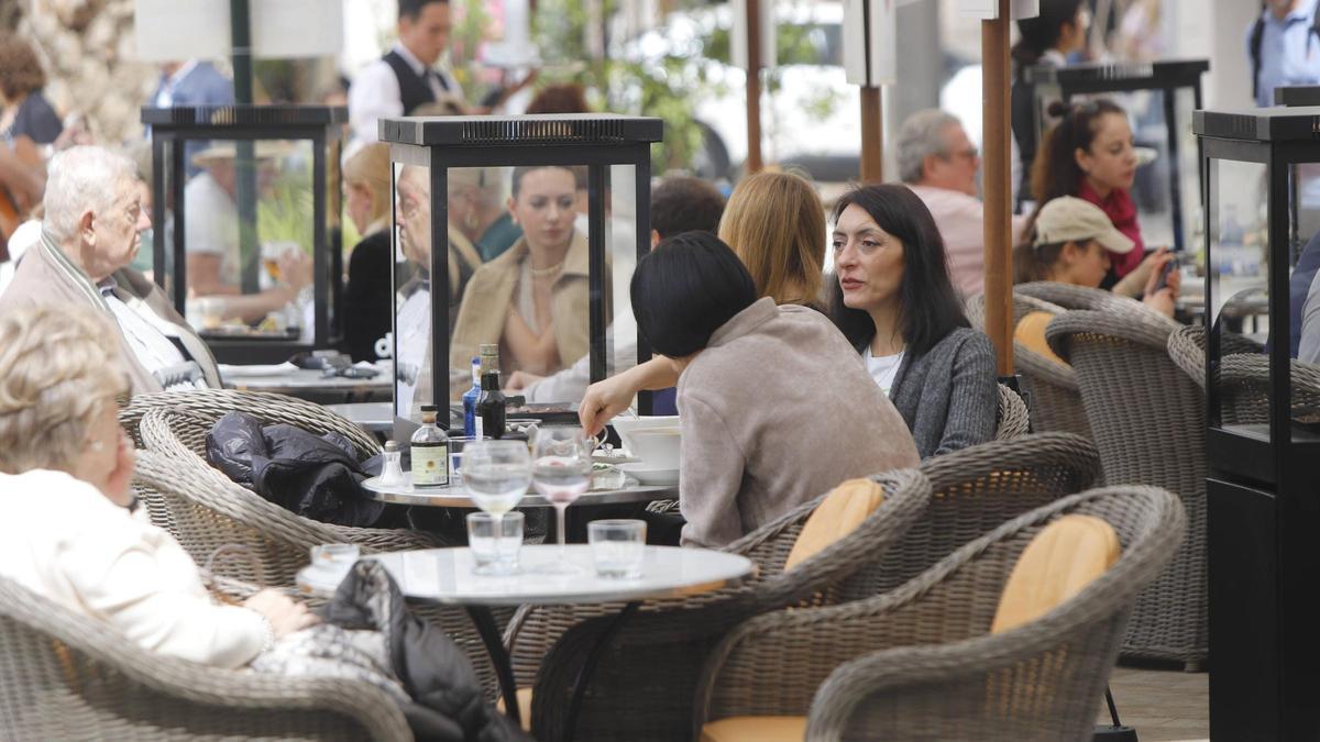Turistas en una cafetería del centro de València, en una imagen del pasado sábado.