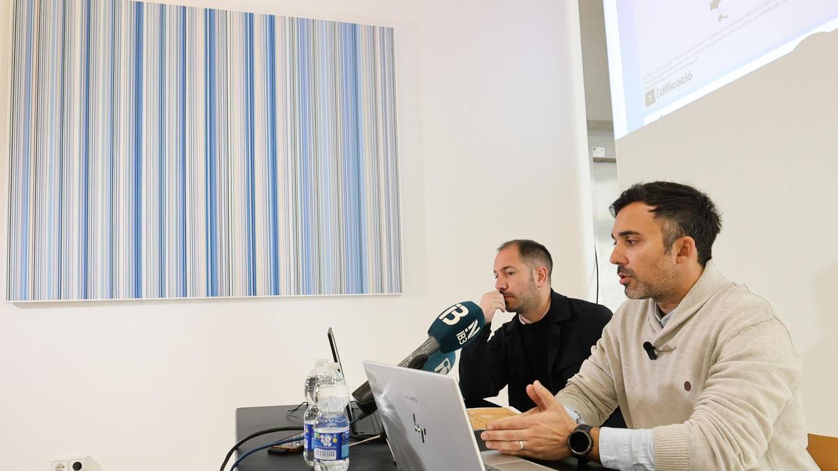 Lluís Oliva y José Manuel Revelles durante la presentación de los datos de viviendas visadas el año pasado en Ibiza.
