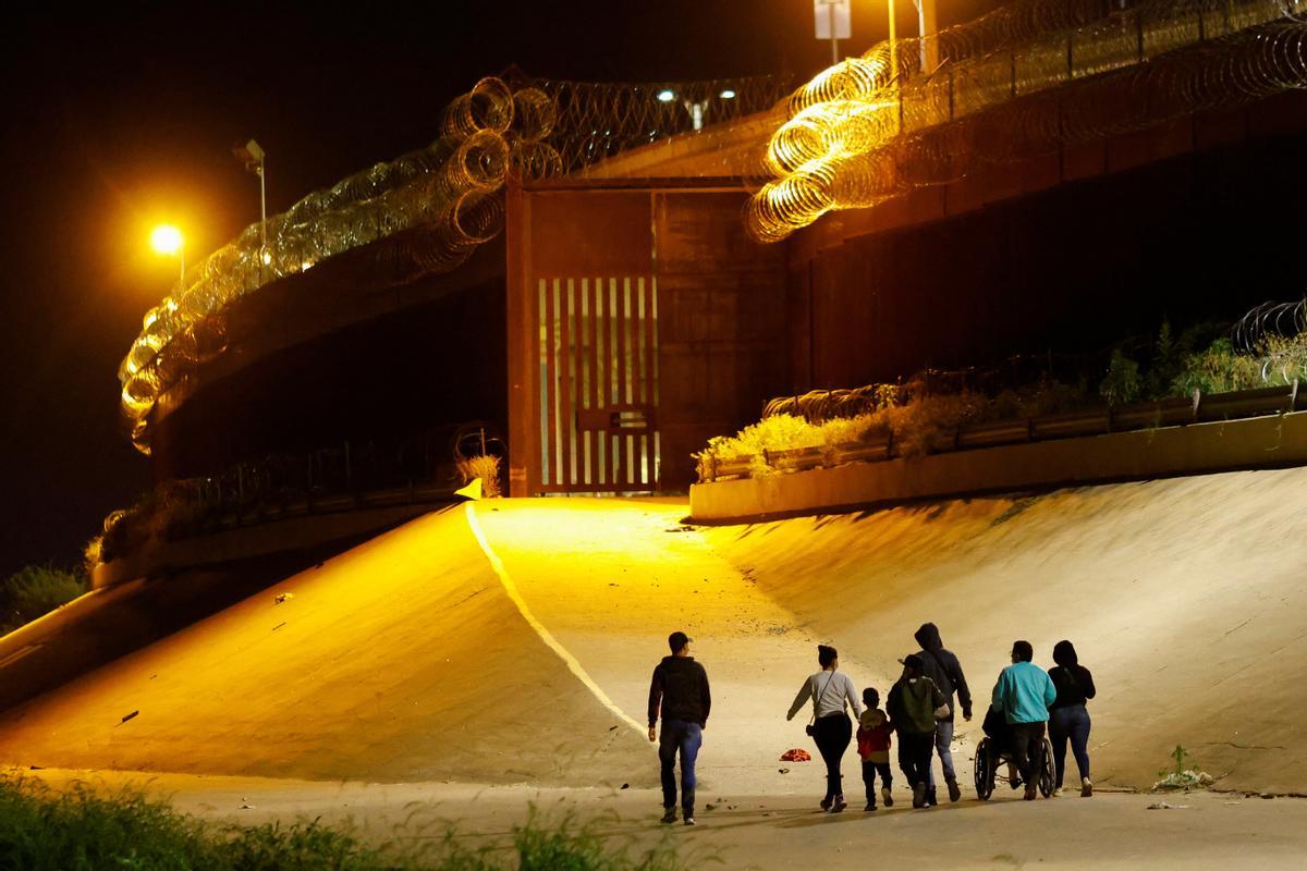 Migrantes en busca de asilo cruzan río Bravo en Ciudad Juárez