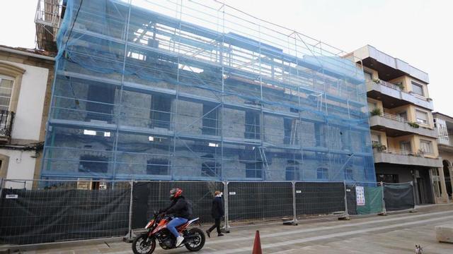 La fachada ya luce nuevo sistea de andamios y está sin cubierta. |   // BERNABÉ/JAVIER LALÍN