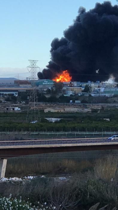 Espeluznante incendio en una industria química de Paterna