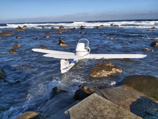 Una avioneta ameriza de emergencia en la playa de El Altillo