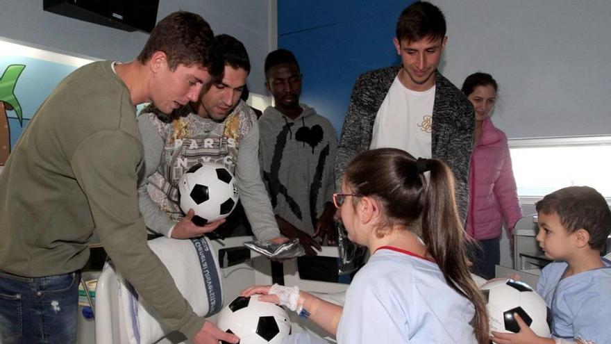 Los jugadores arrancan una sonrisa a los niños hospitalizados