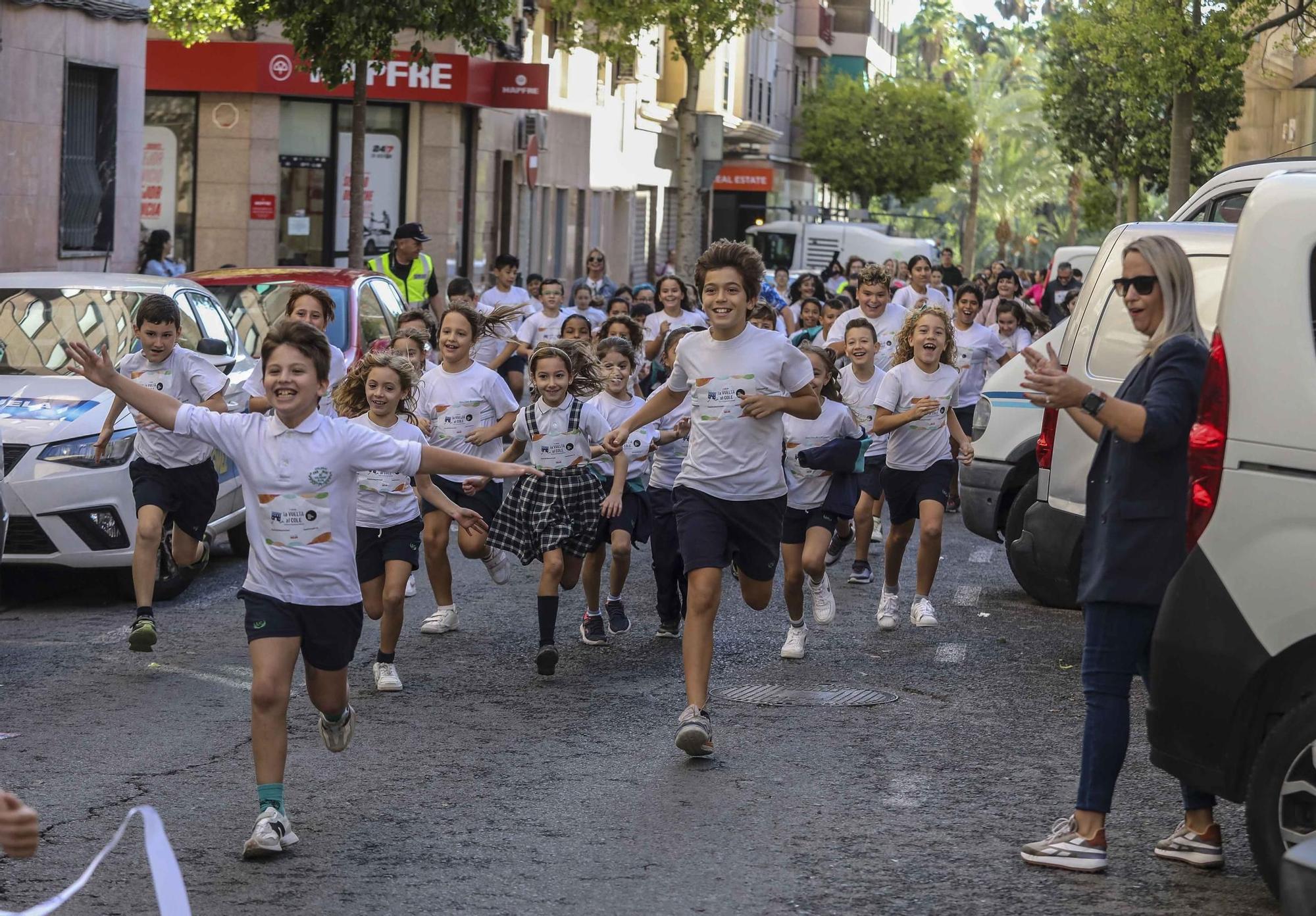 La carrera solidaria contra la leucemia infantil en el colegio San Jose de Calasanz Elche